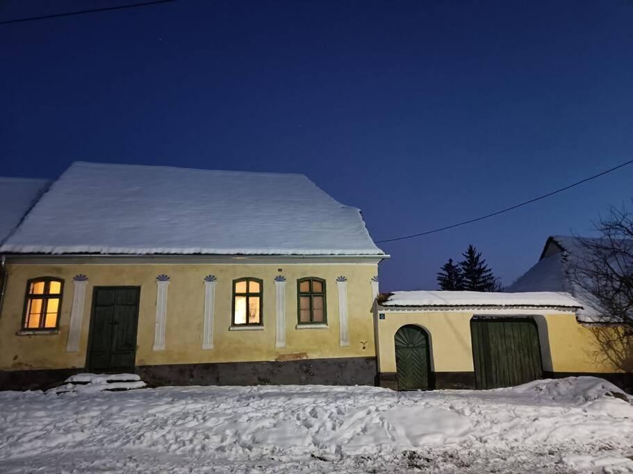 House By The Church - Entire House Crit Eksteriør bilde